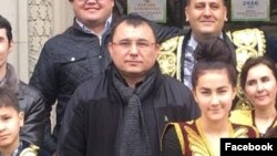 Zokir Aliyev (qora sharfda)