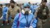 Agents de santé escortés par des soldats lors d'une campagne de dépistage de la COVID-19 dans le bidonville Villa Maria del Triunfo, Lima, Pérou, 12 janvier 2021. (Photo AP/Martin Mejia)