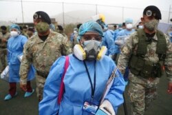 Sağlık ekipleri, Corona virüsü testi yapmak için Peru'nun başkenti Lima'daki varoşları kapı kapı dolaşıyor.