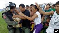 Binh sĩ Mỹ mang phẩm vật cứu trợ tới cho nạn nhân bão lụt Philippines tại Palo, ngày 20/11/2013.