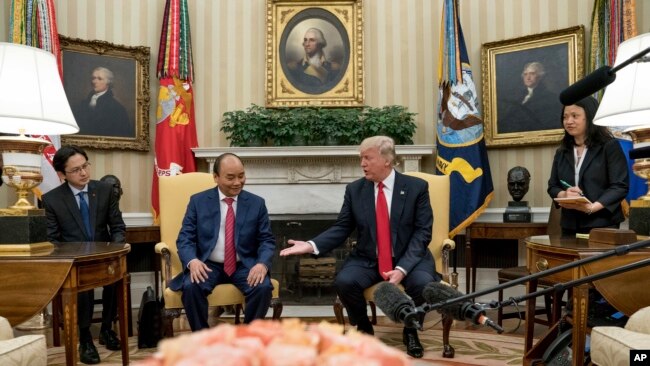 Tổng thống Mỹ Donald Trump tiếp Thủ tướng Nguyễn Xuân Phúc tại Tòa Bạch Ốc, ngày 31/5/2017.
