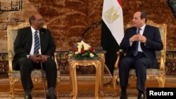 Egyptian President Abdel Fattah el-Sissi meets with Sudan's President Omar Hassan al-Bashir at the Ittihadiya presidential palace in Cairo, Jan. 27, 2019, in this handout picture courtesy of the Egyptian Presidency. 