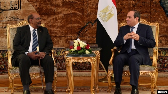 Egyptian President Abdel Fattah al-Sisi meets with Sudan's President Omar Hassan al-Bashir at the Ittihadiya presidential palace in Cairo, Egypt, Jan. 27, 2019. in this handout picture courtesy of the Egyptian Presidency. 