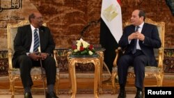 Presiden Mesir Abdel Fattah al-Sisi menerima Presiden Sudan Omar Hassan al-Bashir di Istana Presiden Ittihadiya, Kairo, Minggu (27/1). 
