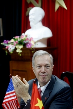Đại sứ Mỹ Ted Osius tại một sự kiện diễn ra ở Bộ Y tế Việt Nam, Hà Nội, tháng 2/2015.