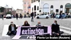 Aktivis dari kelompok Extinction Rebellion melancarkan aksi protes dengan memblokade jalanan saat pelaksanaan KTT G20 di Roma, Italia, pada 31 Oktober 2021. (Foto: Reuters/Flavio Lo Scalzo)