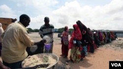Para pengungsi Somalia antri pembagian makanan di Distrik Hogan, ibukota Mogadishu bagian selatan (5/9).