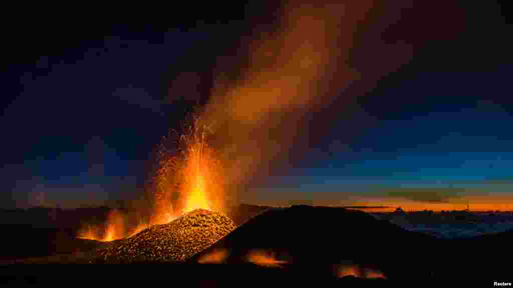 Lava cair keluar dari Piton de la Fournaise, salah satu gunung berapi paling aktif di French Indian Ocean Reunion Island, 1 Agustus 2015.