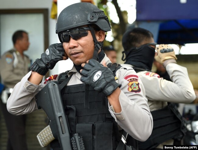 FILE - Anggota polisi khusus mempersiapkan patroli keamanan di sekitar kawasan turis di Kuta, dekat Denpasar, Bali pada 23 Maret 2017. (Sonny Tumbelaka/AP)