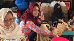 Para pengungsi perempuan asal Afghanistan beristirahat di tenda darurat (foto: dok). Ada sekitar 7 ribu pengungsi Afghanistan di Indonesia.