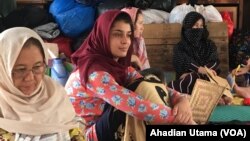 Para pengungsi perempuan asal Afghanistan beristirahat di tenda darurat (foto: dok). Ada sekitar 7 ribu pengungsi Afghanistan di Indonesia.