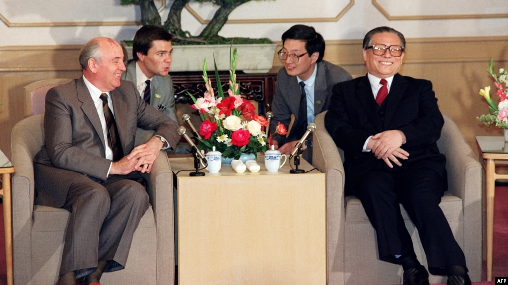 1989年5月18日，苏共总书记米哈伊尔·戈尔巴乔夫（左）和中共上海市委书记江泽民在上海西郊宾馆谈话。(photo:VOA)