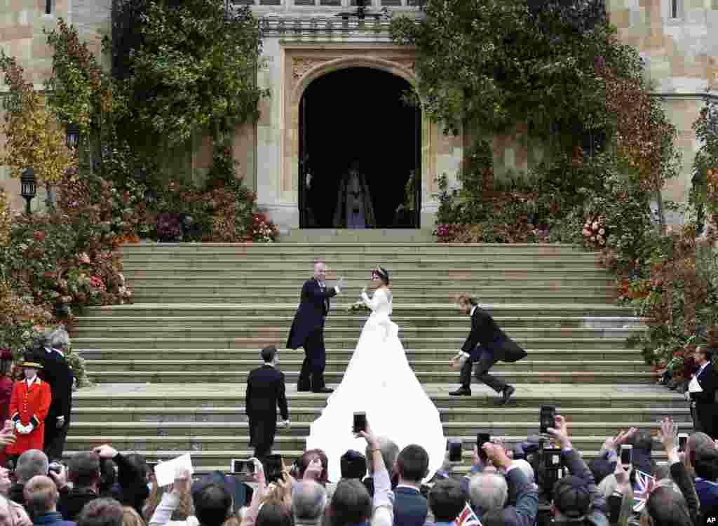 Britain&#39;s Princess Eugenie, accompanied by her father Prince Andrew, arrives for her wedding ceremony to Jack Brooksbank in St George&rsquo;s Chapel, Windsor Castle, near London.