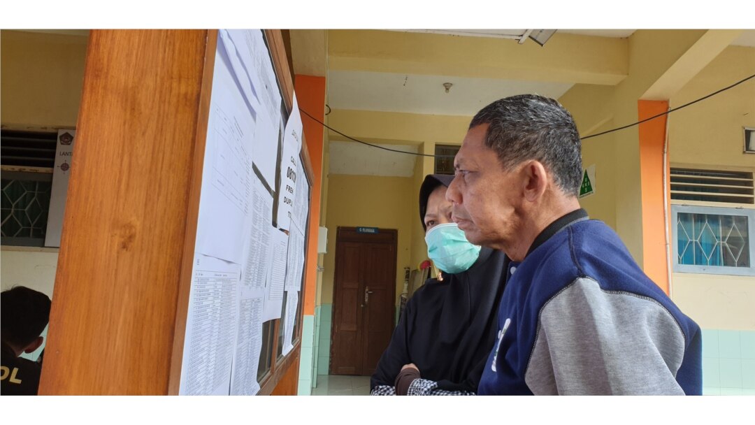 Warga melihat daftar nama 10 korban meninggal kegiatan susur sungai di SMPN 1 Turi, Sleman, Yogyakarta, 23 Februari 2020. Kejadian nahas itu terulang pada 11 siswa MTs Ciamis yang tewas karena susur sungai pada 15 Oktober 2021. (Foto:VOA/ Nurhadi)