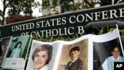 Fotografije žrtava svećenika-pedofila izložene nasuprot zgradi Biskupske konferencije SAD u Washingtonu