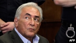 Hôm 1/7 một vị thẩm phán ở New York đã đồng ý hủy bỏ một số hạn chế về đi lại của ông Strauss-Kahn trong thời gian chờ ngày ra tòa.