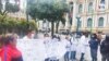 Un grupo de médicos se encontraba en la puerta de palacio de gobierno, con letreros en mano pidiendo equipo para enfrentar este virus.