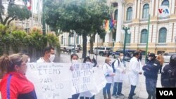 Un grupo de médicos se encontraba en la puerta de palacio de gobierno, con letreros en mano pidiendo equipo para enfrentar este virus.