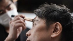 Yoshihiro Kamichi, merias wajah dan menata rambutnya di Ikemen-Works, salon khusus pria di Tokyo, 3 Februari 2021.