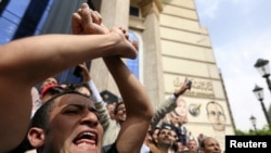 Kalangan jurnalis berunjuk rasa menentang pembatasan press dan menuntut dilepaskannya jurnalis yang ditahan. Kairo, Mesir.