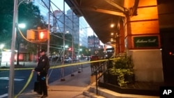 폭탄물이 든 우편물이 영화배우 겸 감독인 로버트 드니로가 세운 뉴욕 맨하탄의 영화사 사무실에 배달된 가운데 경찰이 영화사 사무실 건물 주위에서 시민들의 출입을 차단하고 있다. 