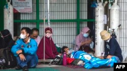 Warga menunggu masuk di luar ruang gawat darurat rumah sakit yang merawat pasien virus corona COVID-19 di Surabaya pada 11 Juli 2021. (Foto: AFP)