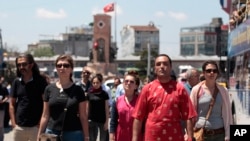 Para demonstran melakukan aksi berdiri dalam diam di Alun-Alun Taksim di Istanbul, Turki (18/6). (AP/Petr David Josek)