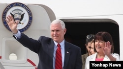 마이크 펜스 미국 부통령과 부인 캐런 펜스 씨가 지난해 4월 한국 방문 당시 오산 공군기지에 도착한 전용기에서 내리면서 손을 흔들고 있다.
