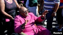 Mantan uskup agung Desmond Tutu melambai kepada pendukungnya di di Cape Town (foto: dok).