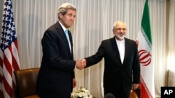 Menteri Luar Negeri Amerika John Kerry (kiri) dan Menteri Luar Negeri Iran Javad Zarif saat bertemu di Jenewa, Swiss, 14 Januari 2015 (Foto: dok).