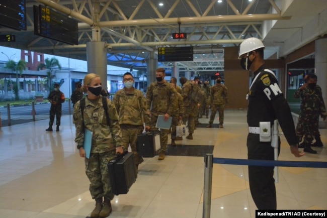 Tiga ratus tiga puluh tentara Amerika hari Sabtu (24/7) tiba di bandara Sultan Mahmud Badaruddin II, Palembang, Sumatera Selatan, untuk mengikuti Latihan Bersama “Garuda Shield” ke-15 tahun 2021. (Foto: Courtesy/Kadispenad TNI AD)