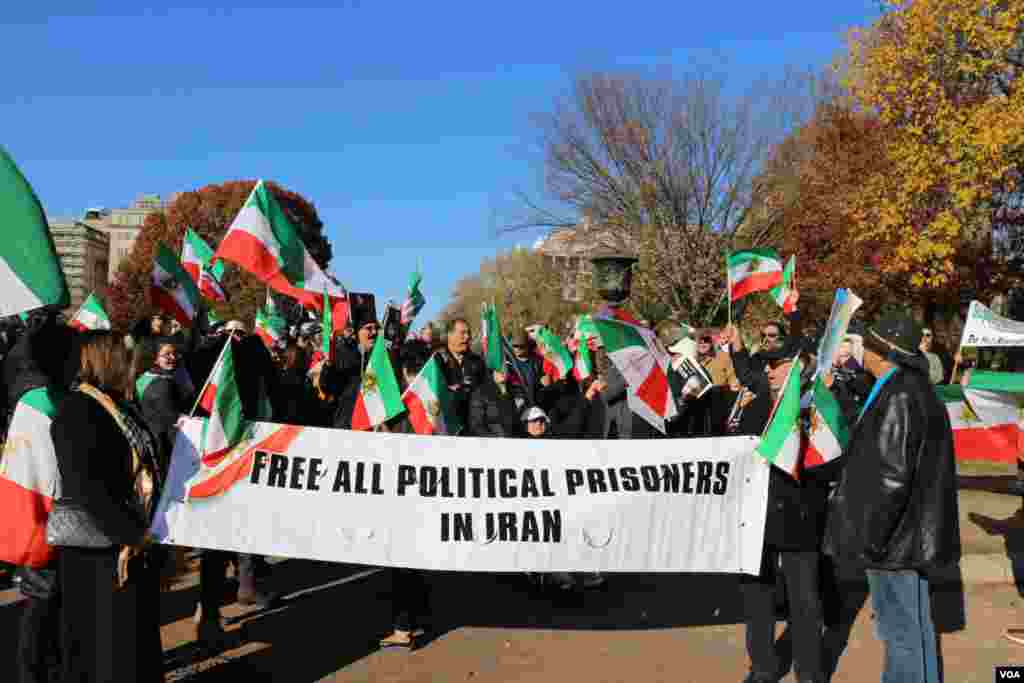 گروهی از ایرانیان روز یکشنبه در مقابل کاخ سفید از اعتراضات مردم ایران علیه جمهوری اسلامی حمایت کردند.