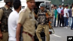 အိန္ဒိယနိုင်ငံ၊ ကက်ရှ်မီးယားဒေသက ရဲစခန်းကို ခွဲထွက်ရေးလက်နက်ကိုင်တွေလို့ သံသယရှိသူတွေ က စီးနင်းတိုက်ခိုက်ပြီးနောက် လုံခြုံရေးများ ရောက်ရှိလာစဉ်။ (စက်တင်ဘာ ၂၆၊ ၂၀၁၃)။