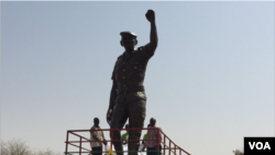 La statue du Président Thomas Sankara au conseil de l'Entente, Ougadougou, le 3 mars 2019. (VOA/ Lamine Traoré)