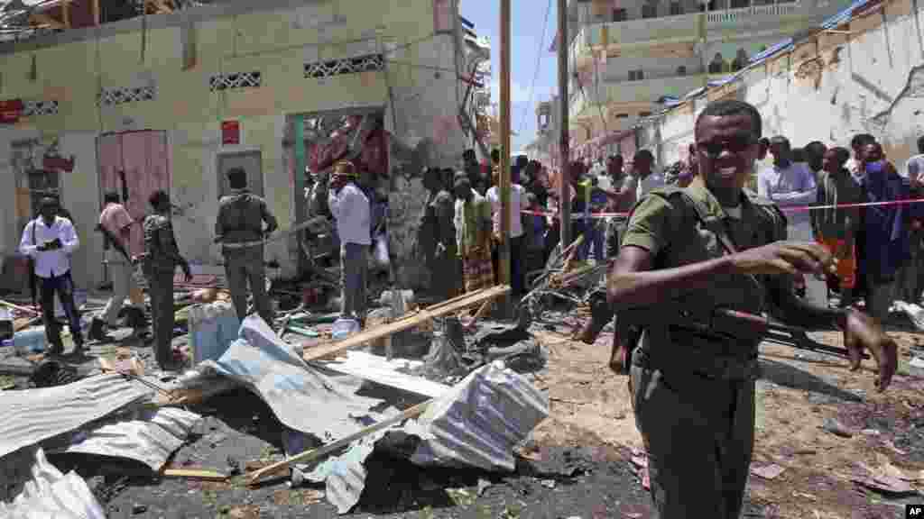 Des soldats somaliens surveillent le site de l&#39;explosion, Mogadiscio, le 13 mars 2017.