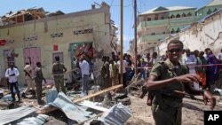Tentara Somalia berjaga di sekitar lokasi ledakan bom mobil di dekat hotel Weheliye, Mogadishu, 13 Maret 2017 (AP Photo/Farah Abdi Warsameh)