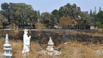 Tượng Địa Tạng Bồ Tát giữa khuôn viên bị cháy đen của chùa Phổ Trí