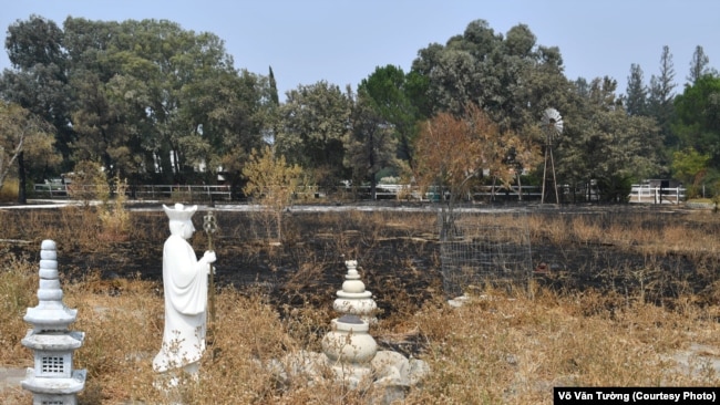 Tượng Địa Tạng Bồ Tát giữa khuôn viên bị cháy đen của chùa Phổ Trí