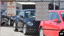 Những chiếc xe được trưng bày phía sau hàng rào an ninh ở một kho bãi gần đại lý xe Volkswagen ở thành phố Salt Lake, ngày 23 tháng 9 năm 2015. 