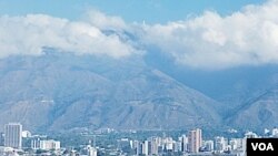 En El Salvador algunas personas que dicen ser veteranos de guerra mantienen ocupada la Catedral Metropolitana.