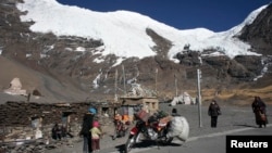 Tibet glaciers some 200km (125 miles) west to Lhasa Tibet Autonomous Region November 25, 2009. Nearly 2 billion people in Asia, from coastal city dwellers to yak-herding nomads, will begin suffering water shortages in coming decades as global warming shrinks glaciers on the Tibetan Plateau, experts said. REUTERS/Nir Elias (CHINA RELIGION ENVIRONMENT) SOCIETY) - RTXR47V