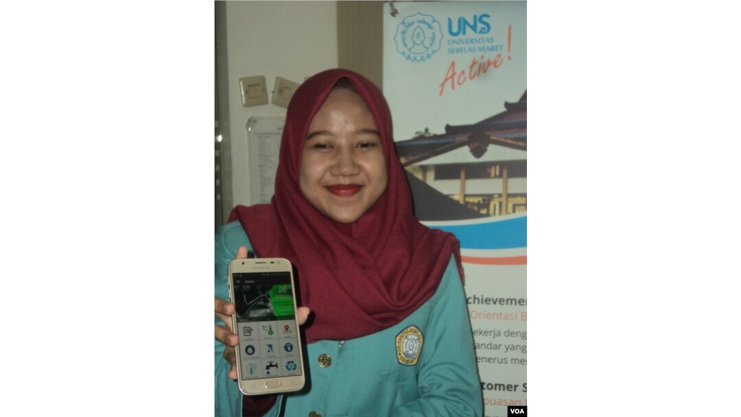 Mahasiswi Teknik eletro UNS Solo memamerkan aplikasi sistem air bersih buatannya dari smartphonenya. (Foto: VOA/Yudha)