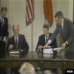 Ronald Regan i Mikhail Gorbachev potpisuju 1987. godine INFsporazum (Intermediate-Range Nuclear Forces Treaty) kojim je uklonjena cijela klasa nuklearnih raketa srednjeg dometa