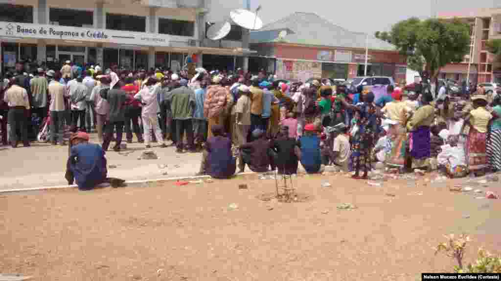 Falta de dinheiro no banco BPC complica a vida dos antigos combatentes e veteranos em Luena, Moxico, 2016.