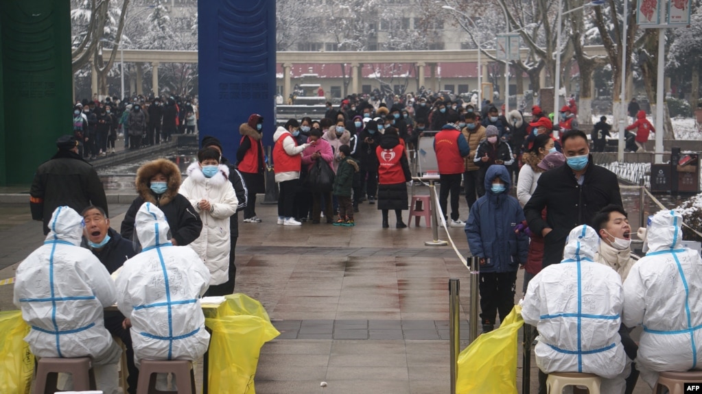 中国河南郑州居民排队接受新冠病毒核酸检测。（2022年1月5日）(photo:VOA)