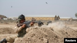 Binh sĩ Iraq rèn luyện cùng các thành viên của đội chiến đấu quân đội Mỹ tại Trại Taji, Iraq.