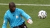 Jean-Jacques Tizié, alors gardien ivoirien, en action lors de la défaite de son équipe face aux Pays-Bas lors du premier match de la Coupe du Monde du Groupe C au stade Gottlieb-Daimler de Stuttgart, le 16 juin 2006.