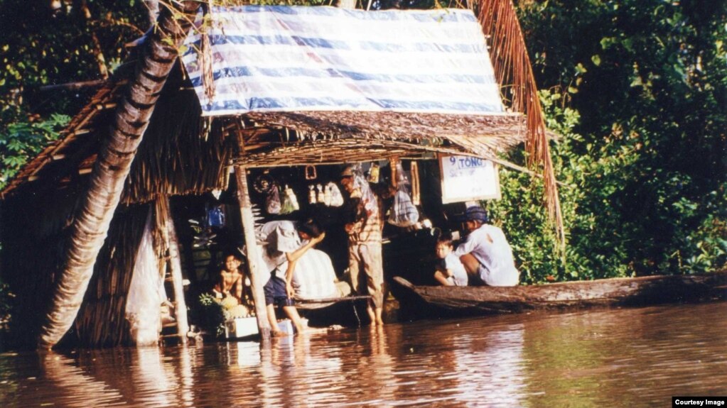 Sinh hoạt trong Mùa Nước Nổi 2000. (Photo: Ngô Thế Vinh)