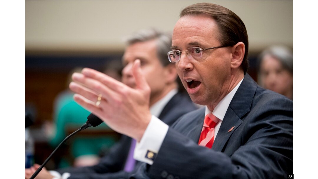 El vicefiscal general de EE.UU. Rod Rosenstein, a la derecha, acompañado por el director del FBI Christopher Wray, a la izquierda, testifica ante una audiencia del Comité Judicial de la Cámara en Capitol Hill en Washington, el jueves 28 de junio de 2018,