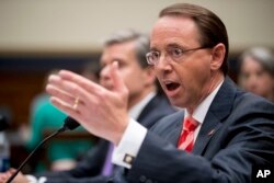 El vicefiscal general de EE.UU. Rod Rosenstein, a la derecha, acompañado por el director del FBI Christopher Wray, a la izquierda, testifica ante una audiencia del Comité Judicial de la Cámara en Capitol Hill en Washington, el jueves 28 de junio de 2018,